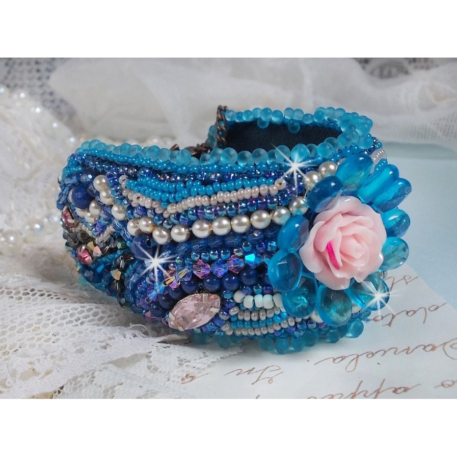 Belle Epoque Manschette Haute-Couture Armband bestickt mit Swarovski Kristallen, Harz Cabochons und Rocailles