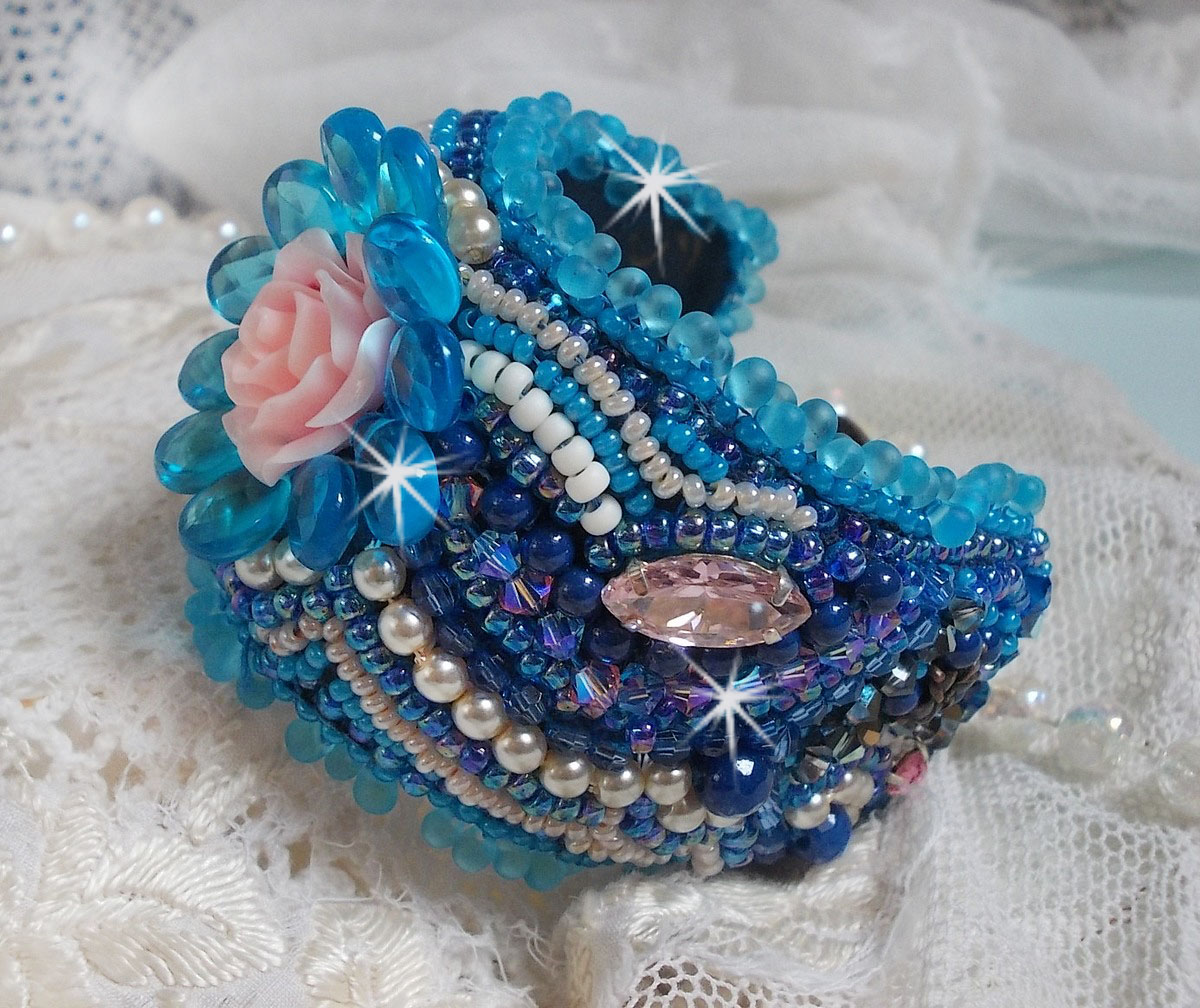 Belle Epoque Manschette Haute-Couture Armband bestickt mit Swarovski Kristallen, Harz Cabochons und Rocailles