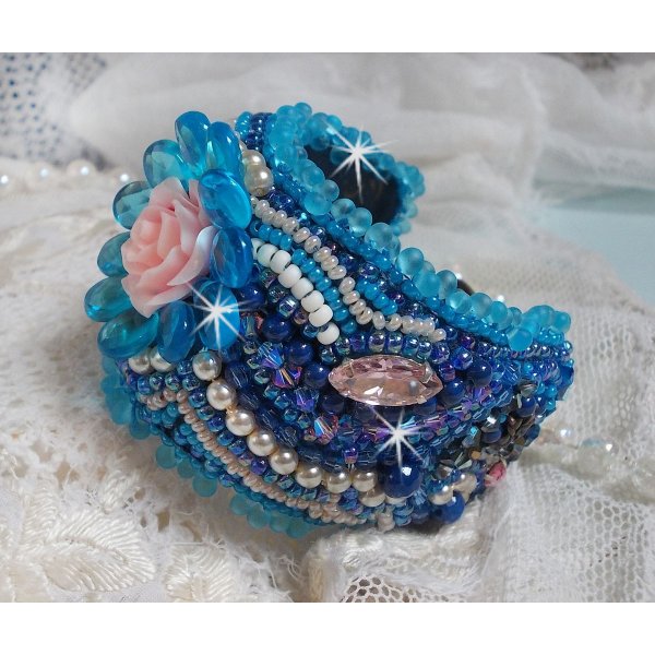 Belle Epoque Manschette Haute-Couture Armband bestickt mit Swarovski Kristallen, Harz Cabochons und Rocailles