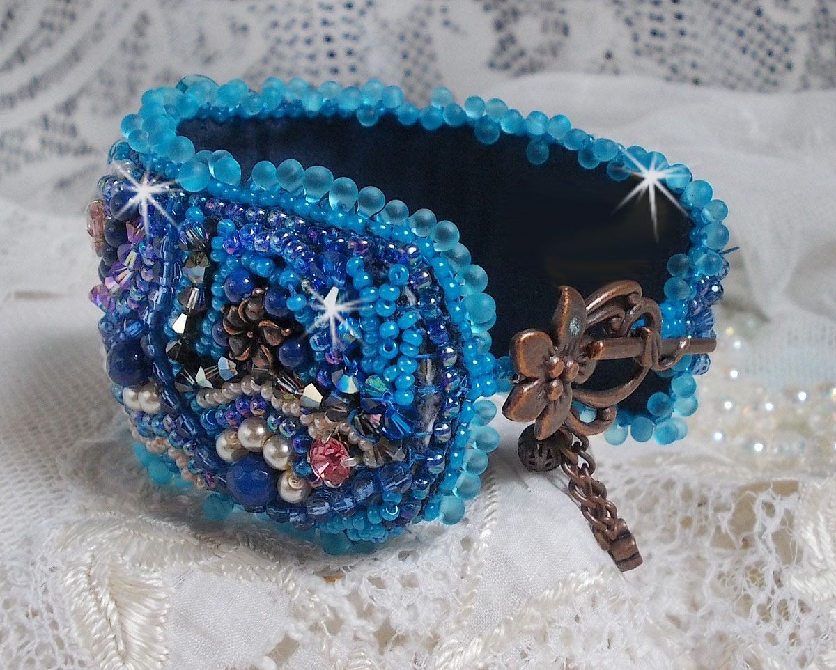 Belle Epoque Manschette Haute-Couture Armband bestickt mit Swarovski Kristallen, Harz Cabochons und Rocailles