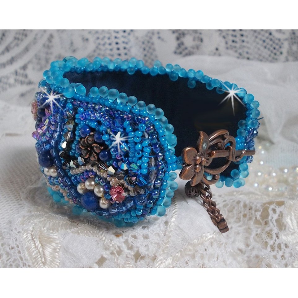 Belle Epoque Manschette Haute-Couture Armband bestickt mit Swarovski Kristallen, Harz Cabochons und Rocailles