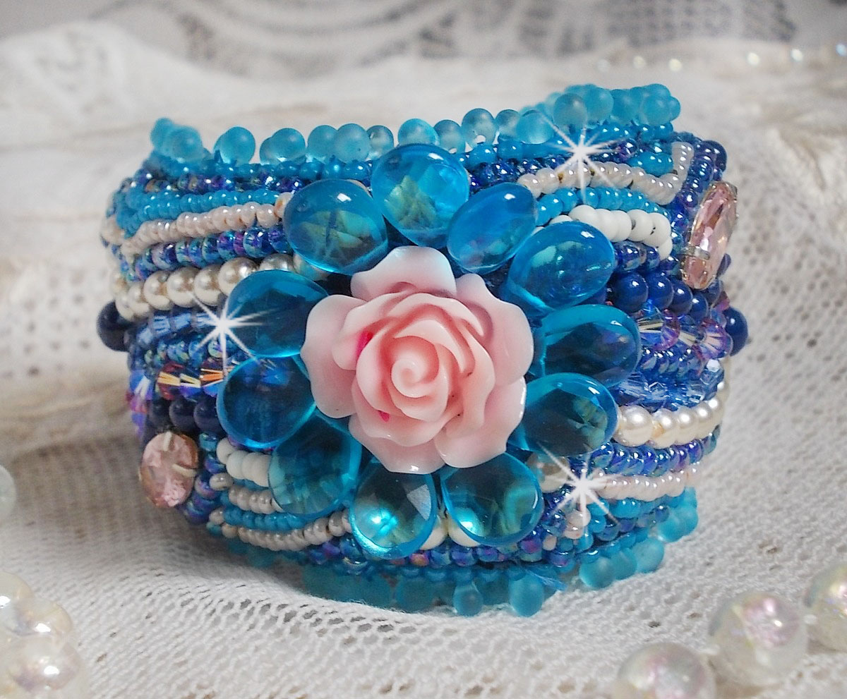 Belle Epoque Manschette Haute-Couture Armband bestickt mit Swarovski Kristallen, Harz Cabochons und Rocailles