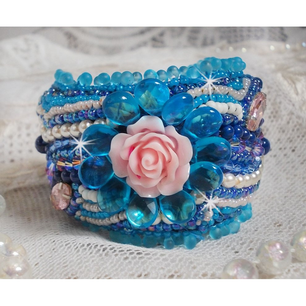 Belle Epoque Manschette Haute-Couture Armband bestickt mit Swarovski Kristallen, Harz Cabochons und Rocailles