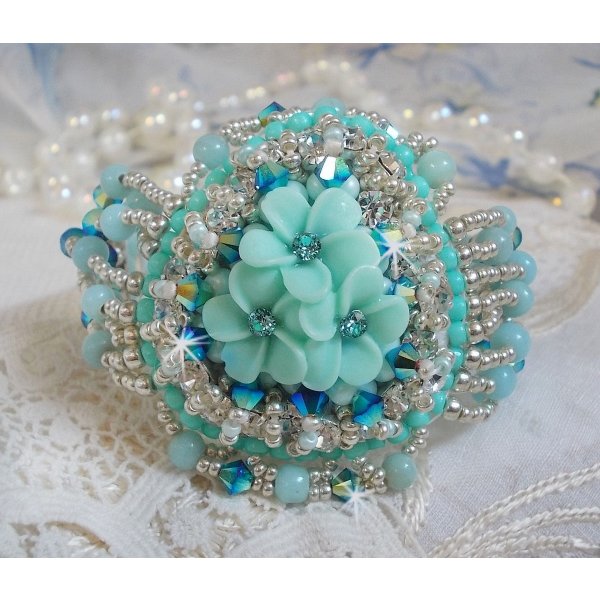Bracelet Blue Flowers Haute-Couture brod&eacute; avec des Cristaux de Swarovski, un cabochon en r&eacute;sine, des perles rondes en satin, des rocailles avec une cha&icirc;nette et un fermoir en Argent 925/1000