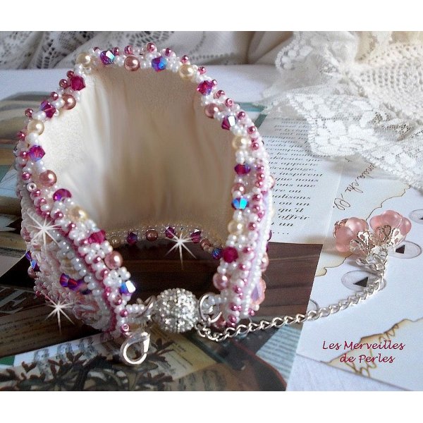 Bracelet Haute-Couture Valmont avec une dentelle ivoire tr&egrave;s ancienne et des cristaux