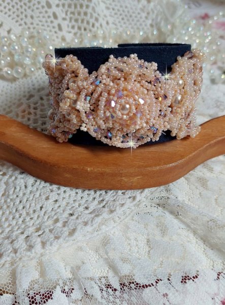 Idylle Beauty Armband bestickt mit Swarovski Kristallen, Facetten, runden Perlen, Rocailles mit vergoldetem Verschluss und Kette