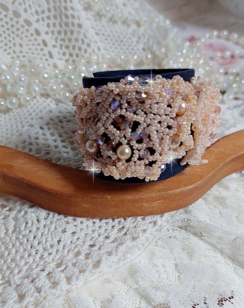 Idylle Beauty Armband bestickt mit Swarovski Kristallen, Facetten, runden Perlen, Rocailles mit vergoldetem Verschluss und Kette