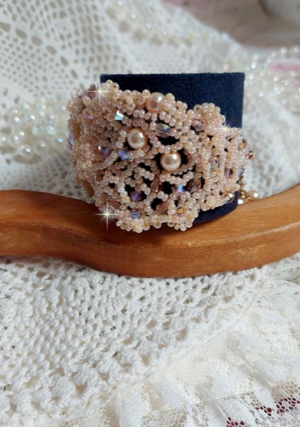 Idylle Beauty Armband bestickt mit Swarovski Kristallen, Facetten, runden Perlen, Rocailles mit vergoldetem Verschluss und Kette