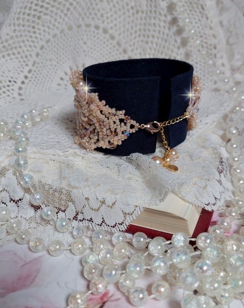 Idylle Beauty Armband bestickt mit Swarovski Kristallen, Facetten, runden Perlen, Rocailles mit vergoldetem Verschluss und Kette