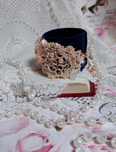 Idylle Beauty Armband bestickt mit Swarovski Kristallen, Facetten, runden Perlen, Rocailles mit vergoldetem Verschluss und Kette