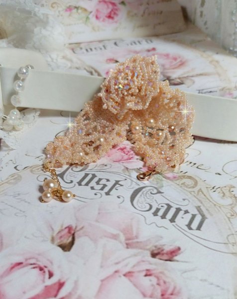 Idylle Beauty Armband bestickt mit Swarovski Kristallen, Facetten, runden Perlen, Rocailles mit vergoldetem Verschluss und Kette