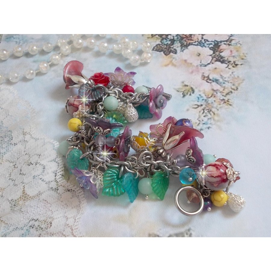 Bracelet Lady Luxe monté avec des perles de gemme : L’Amazonite et la Sugilite à laquelle s’ajoute des fleurs de différentes variétés peintes à la main : lucite et résine, breloques et perles