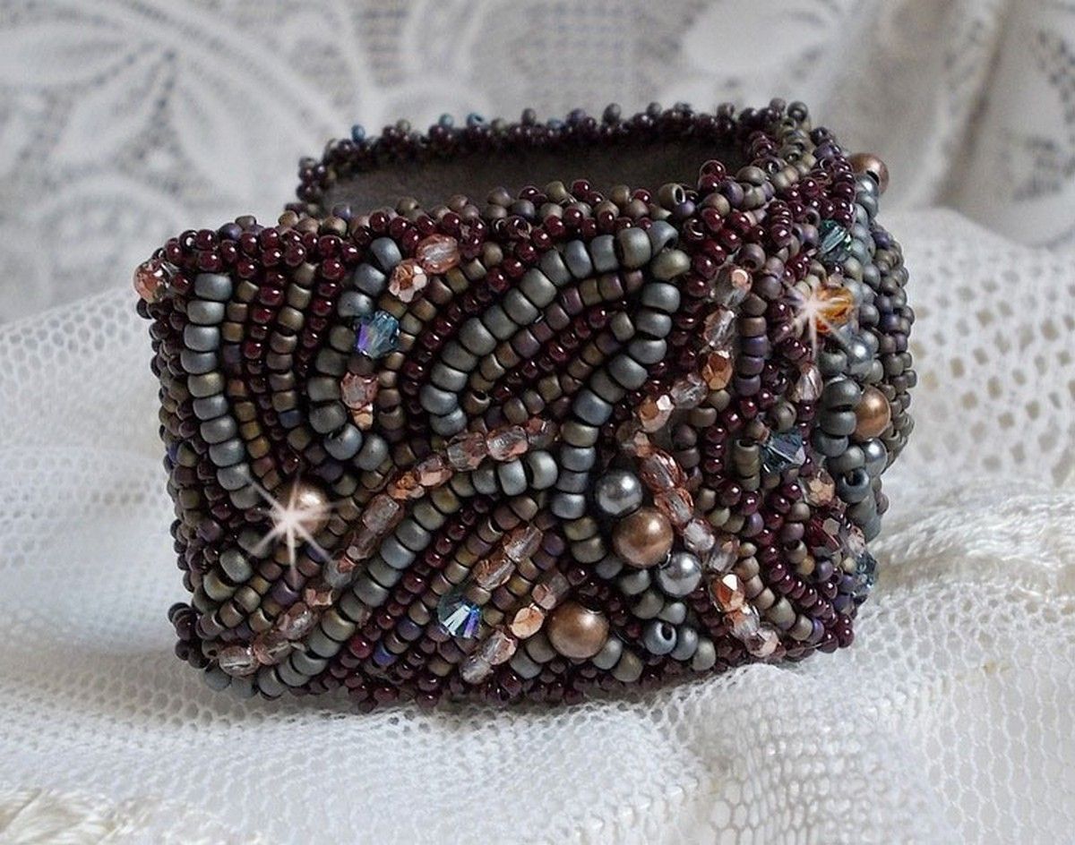 Long Brown Picasso Armband, bestickt mit einem Edelstein (Picasso Jaspis), Swarovski Kristallen, Miyuki Rocailles und Facetten aus böhmischem Glas.