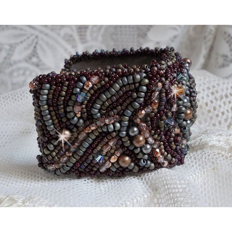 Long Brown Picasso Armband, bestickt mit einem Edelstein (Picasso Jaspis), Swarovski Kristallen, Miyuki Rocailles und Facetten aus böhmischem Glas.