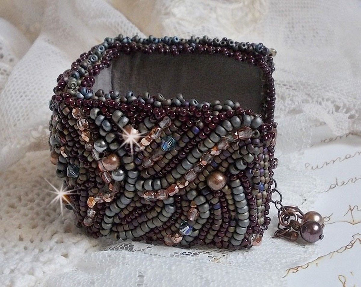 Long Brown Picasso Armband, bestickt mit einem Edelstein (Picasso Jaspis), Swarovski Kristallen, Miyuki Rocailles und Facetten aus böhmischem Glas.