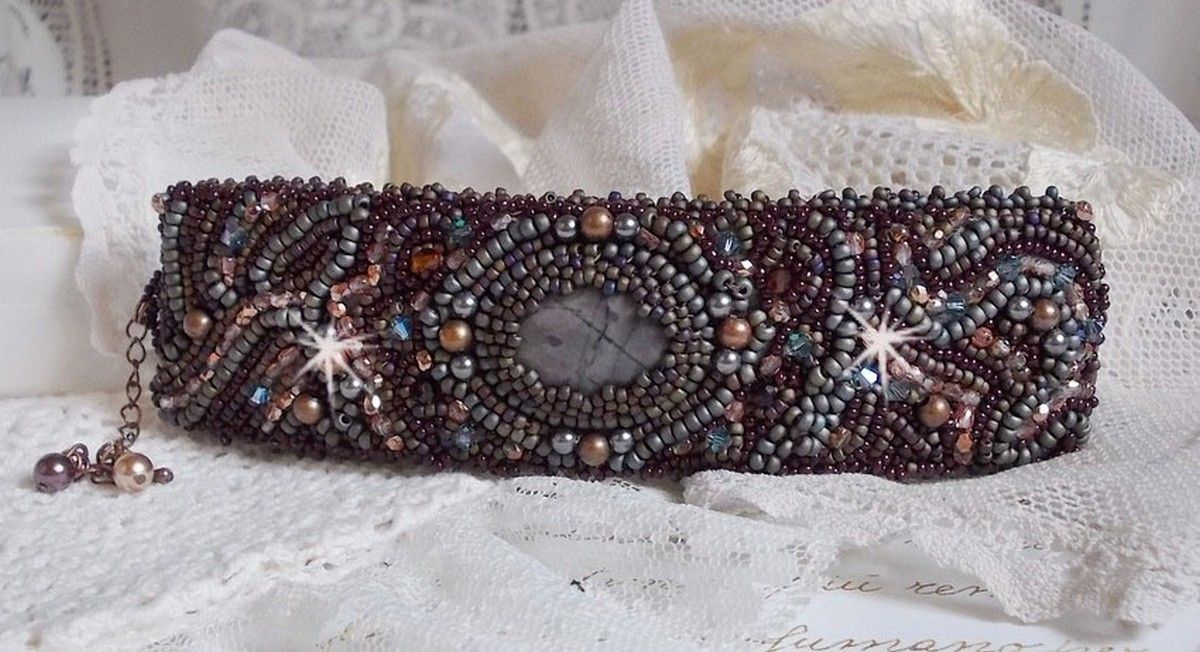 Long Brown Picasso Armband, bestickt mit einem Edelstein (Picasso Jaspis), Swarovski Kristallen, Miyuki Rocailles und Facetten aus böhmischem Glas.