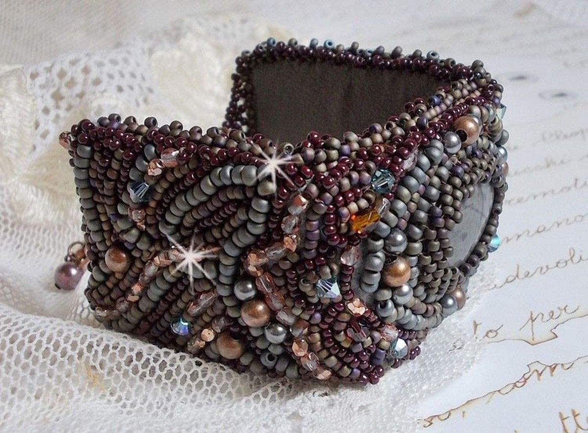 Long Brown Picasso Armband, bestickt mit einem Edelstein (Picasso Jaspis), Swarovski Kristallen, Miyuki Rocailles und Facetten aus böhmischem Glas.