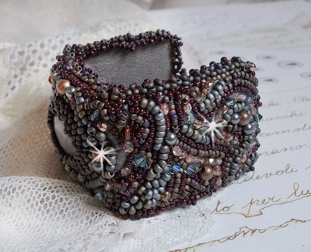 Long Brown Picasso Armband, bestickt mit einem Edelstein (Picasso Jaspis), Swarovski Kristallen, Miyuki Rocailles und Facetten aus böhmischem Glas.