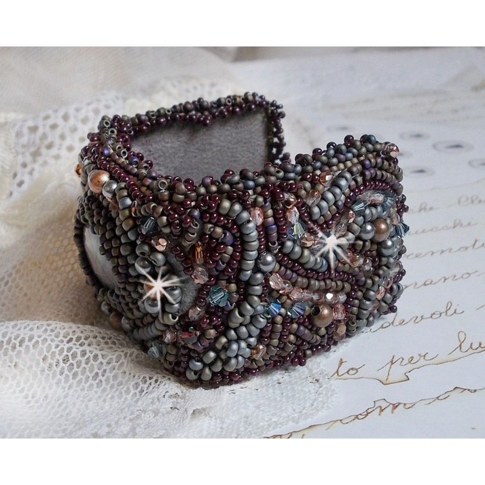 Long Brown Picasso Armband, bestickt mit einem Edelstein (Picasso Jaspis), Swarovski Kristallen, Miyuki Rocailles und Facetten aus böhmischem Glas.