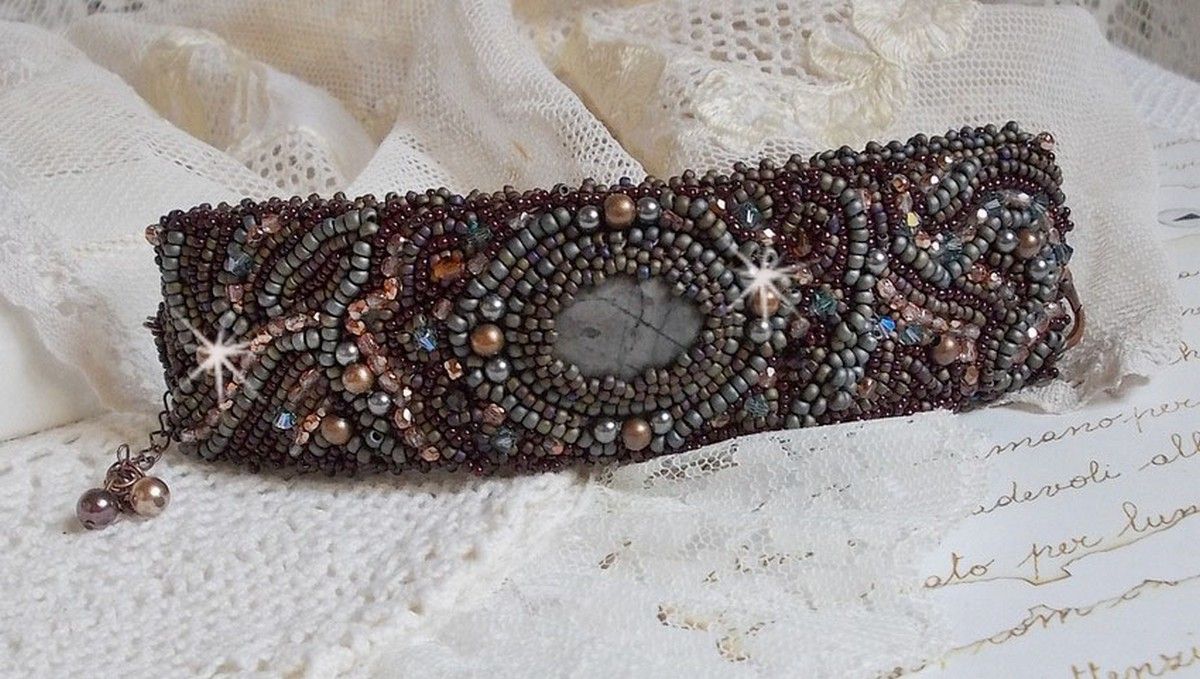 Long Brown Picasso Armband, bestickt mit einem Edelstein (Picasso Jaspis), Swarovski Kristallen, Miyuki Rocailles und Facetten aus böhmischem Glas.