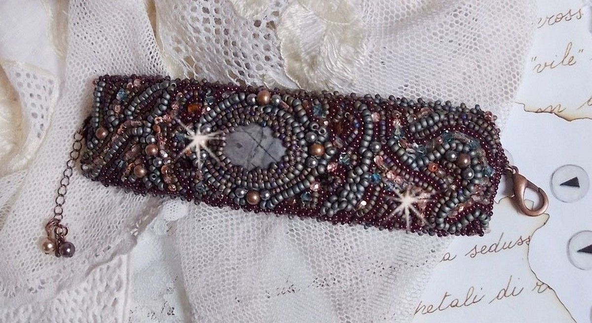 Long Brown Picasso Armband, bestickt mit einem Edelstein (Picasso Jaspis), Swarovski Kristallen, Miyuki Rocailles und Facetten aus böhmischem Glas.