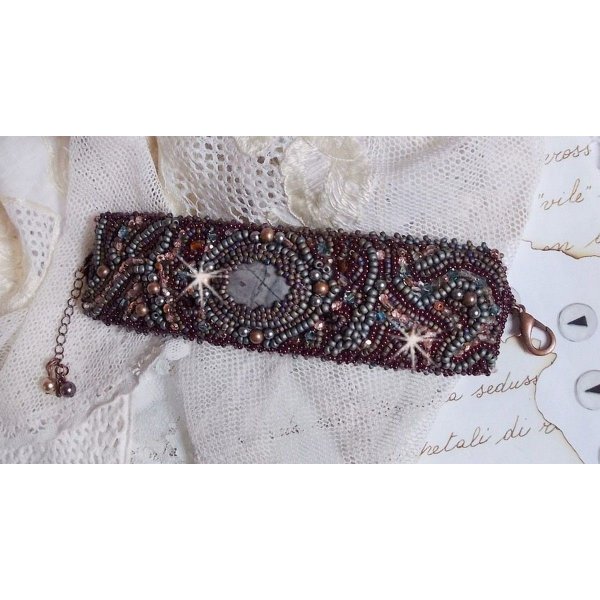 Long Brown Picasso Armband, bestickt mit einem Edelstein (Picasso Jaspis), Swarovski Kristallen, Miyuki Rocailles und Facetten aus böhmischem Glas.