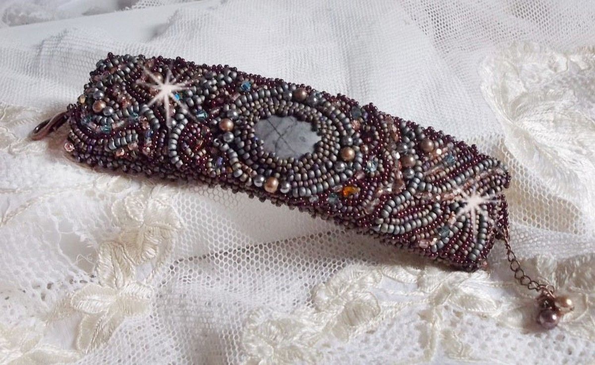 Long Brown Picasso Armband, bestickt mit einem Edelstein (Picasso Jaspis), Swarovski Kristallen, Miyuki Rocailles und Facetten aus böhmischem Glas.