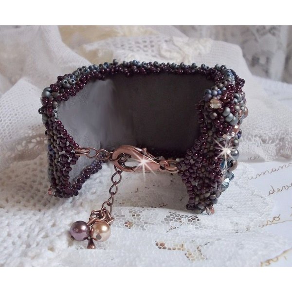 Long Brown Picasso Armband, bestickt mit einem Edelstein (Picasso Jaspis), Swarovski Kristallen, Miyuki Rocailles und Facetten aus b&ouml;hmischem Glas.