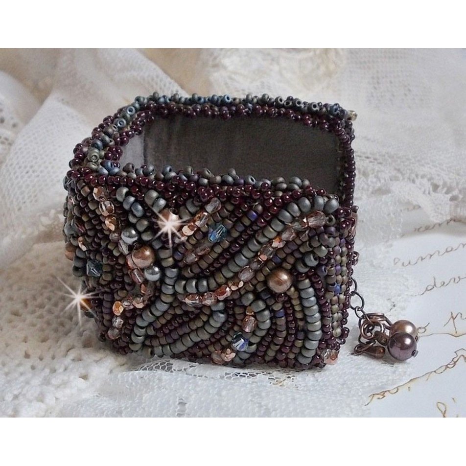 Long Brown Picasso Armband, bestickt mit einem Edelstein (Picasso Jaspis), Swarovski Kristallen, Miyuki Rocailles und Facetten aus böhmischem Glas.