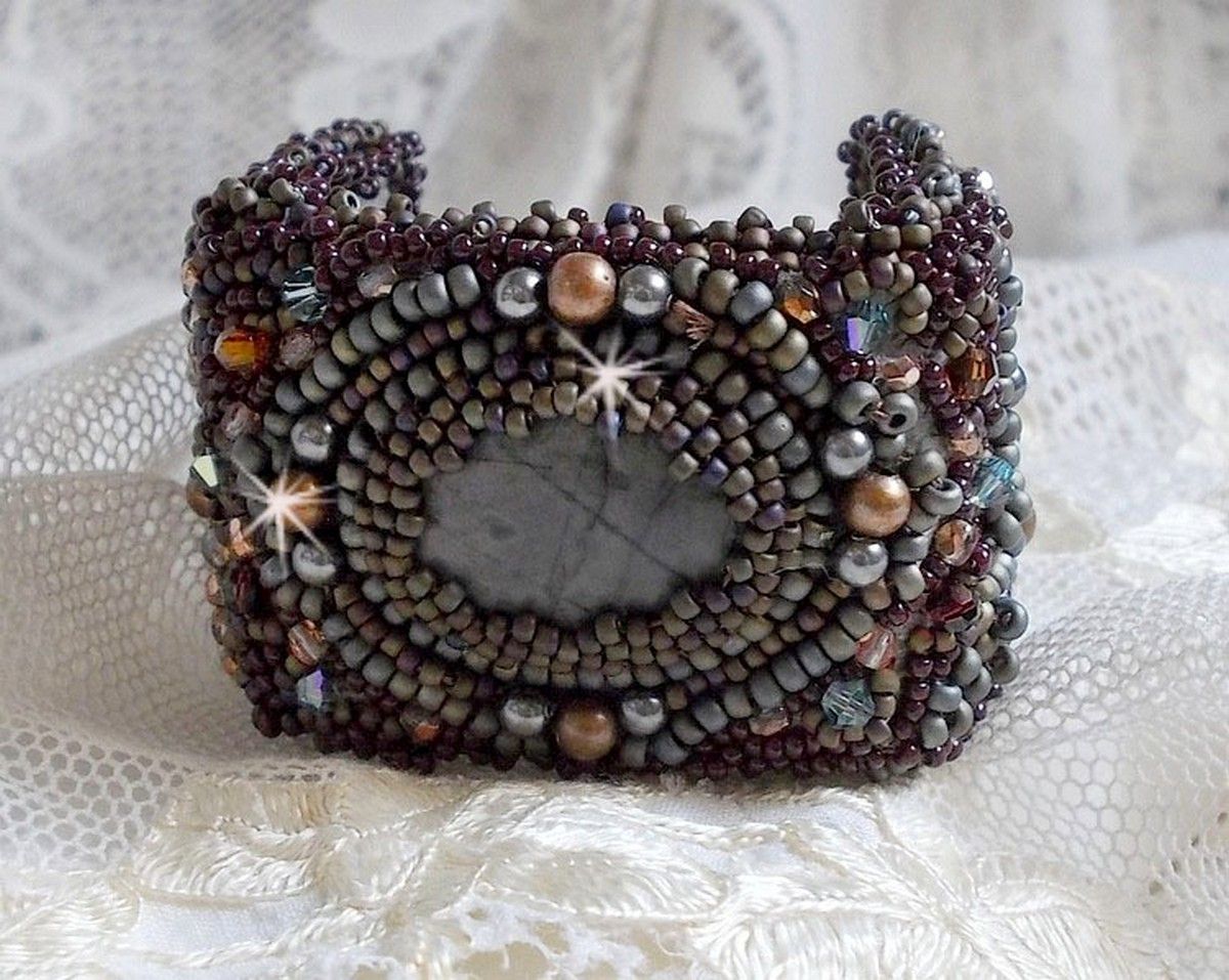 Long Brown Picasso Armband, bestickt mit einem Edelstein (Picasso Jaspis), Swarovski Kristallen, Miyuki Rocailles und Facetten aus böhmischem Glas.