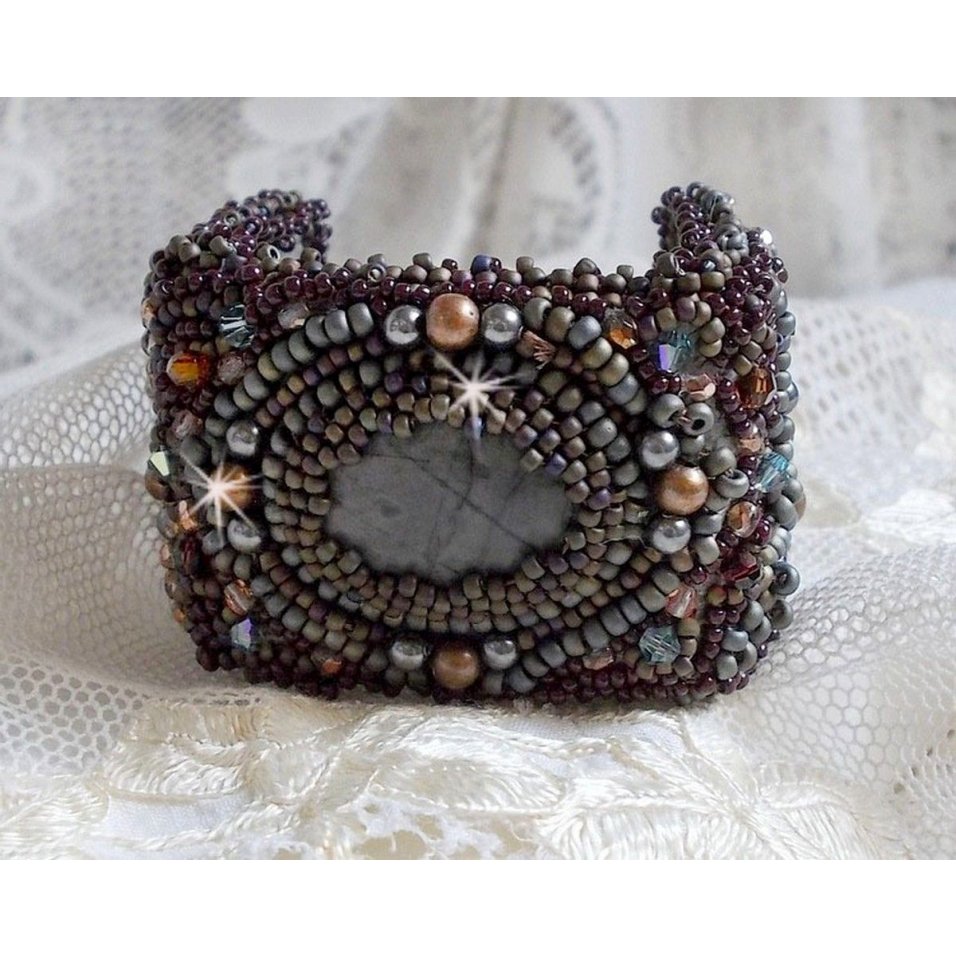 Long Brown Picasso Armband, bestickt mit einem Edelstein (Picasso Jaspis), Swarovski Kristallen, Miyuki Rocailles und Facetten aus böhmischem Glas.