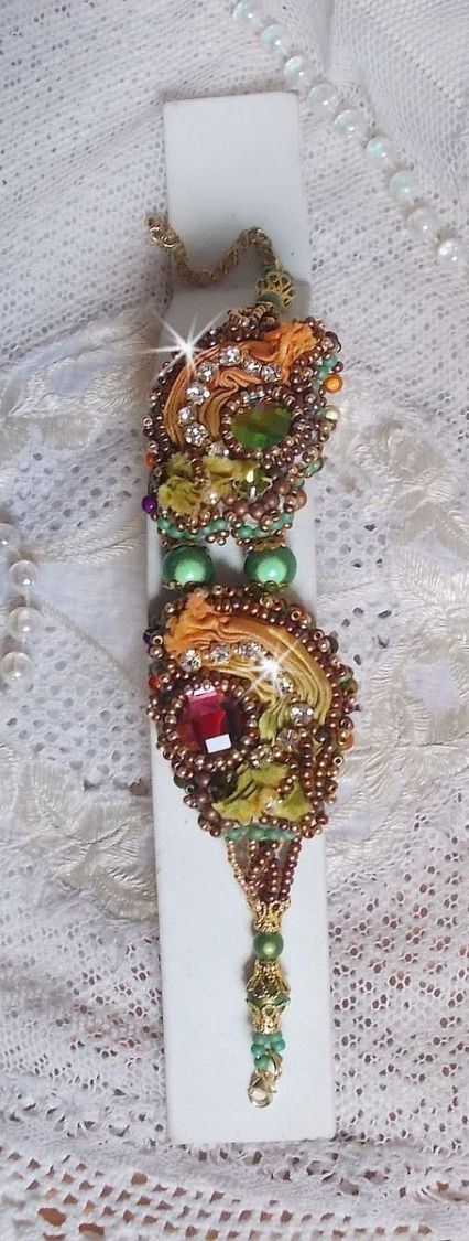 Venezianisches Mondarmband, bestickt mit Seidenband, facettierten Cabochons, Swarovski-Kristallen und magischen Perlen