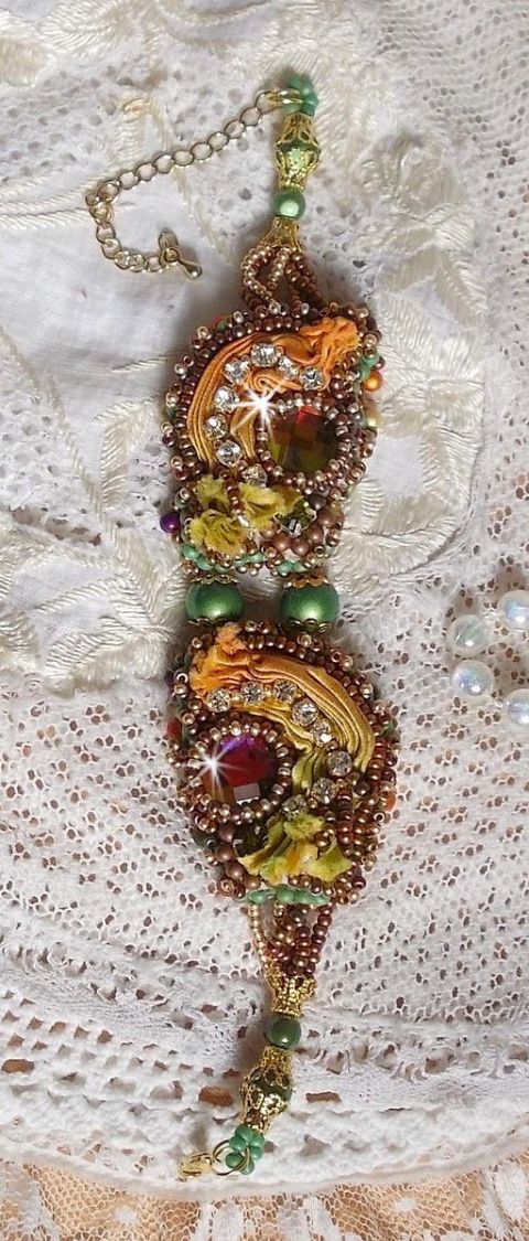 Venezianisches Mondarmband, bestickt mit Seidenband, facettierten Cabochons, Swarovski-Kristallen und magischen Perlen