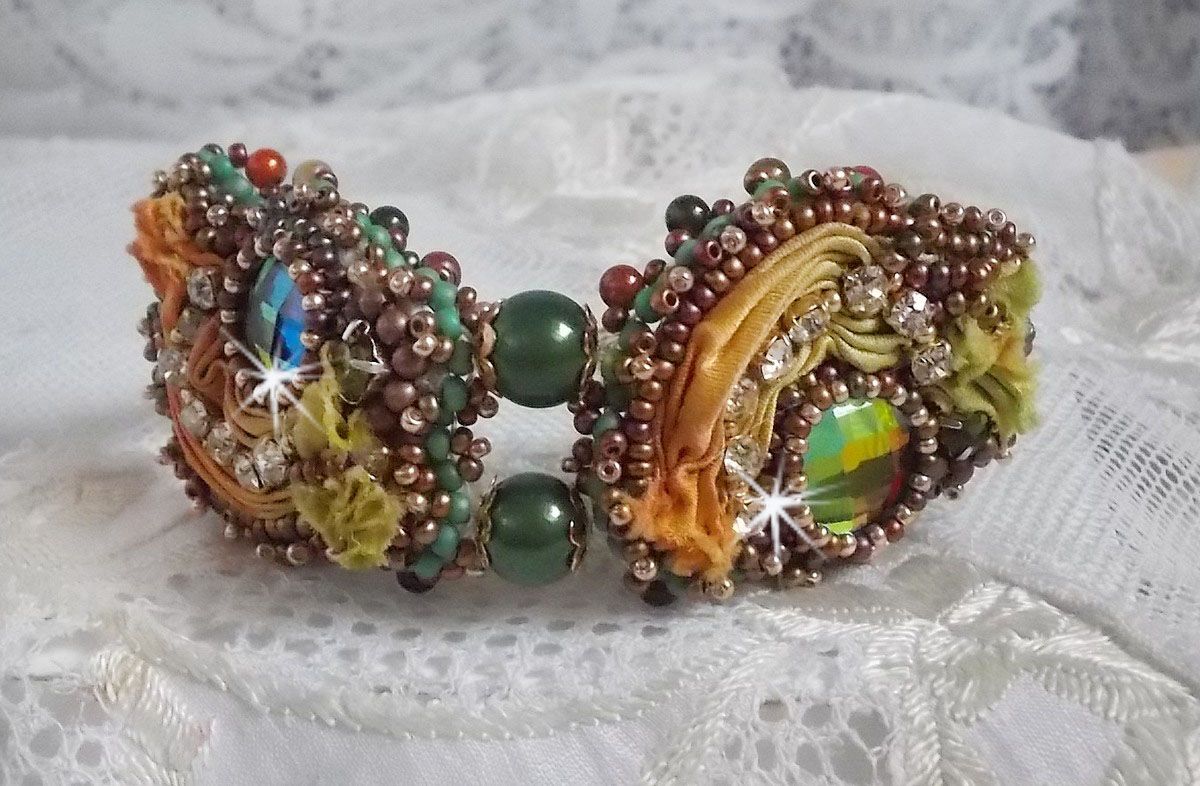 Venezianisches Mondarmband, bestickt mit Seidenband, facettierten Cabochons, Swarovski-Kristallen und magischen Perlen