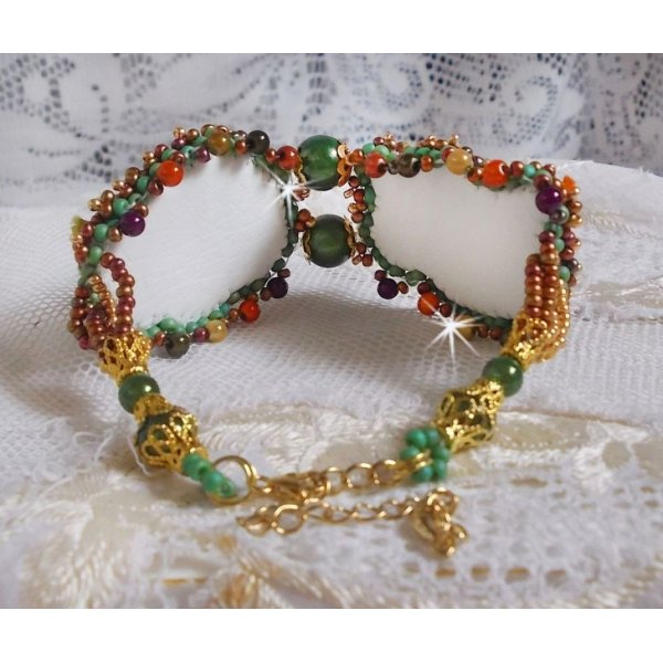 Venezianisches Mondarmband, bestickt mit Seidenband, facettierten Cabochons, Swarovski-Kristallen und magischen Perlen