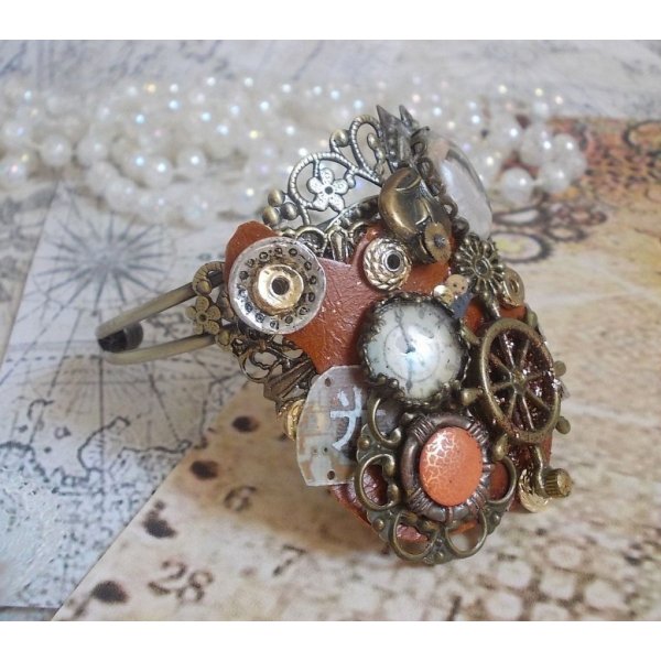 Armband L'&eacute;l&eacute;gante du Temps erstellt mit Zahnr&auml;dern, Stempeln, Schrauben, Bolzen, Uhrenmechanismus und anderen Materialien