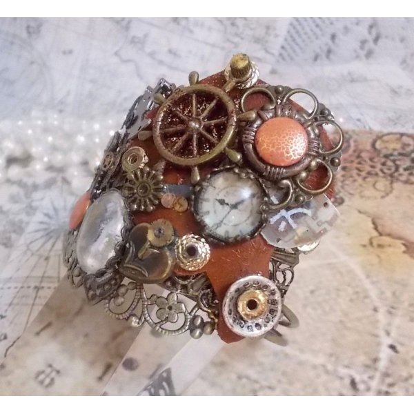 Armband L'&eacute;l&eacute;gante du Temps erstellt mit Zahnr&auml;dern, Stempeln, Schrauben, Bolzen, Uhrenmechanismus und anderen Materialien