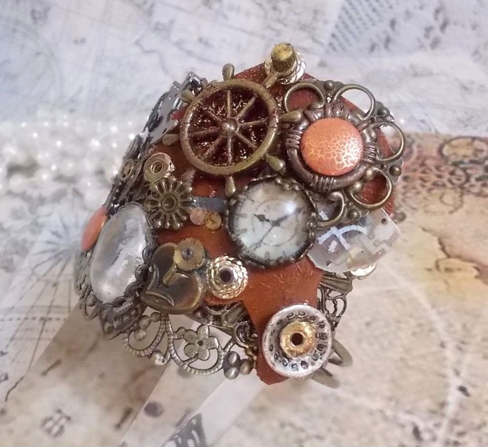 Armband L'élégante du Temps erstellt mit Zahnrädern, Stempeln, Schrauben, Bolzen, Uhrenmechanismus und anderen Materialien