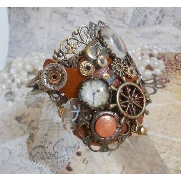 Armband L'&eacute;l&eacute;gante du Temps erstellt mit Zahnr&auml;dern, Stempeln, Schrauben, Bolzen, Uhrenmechanismus und anderen Materialien