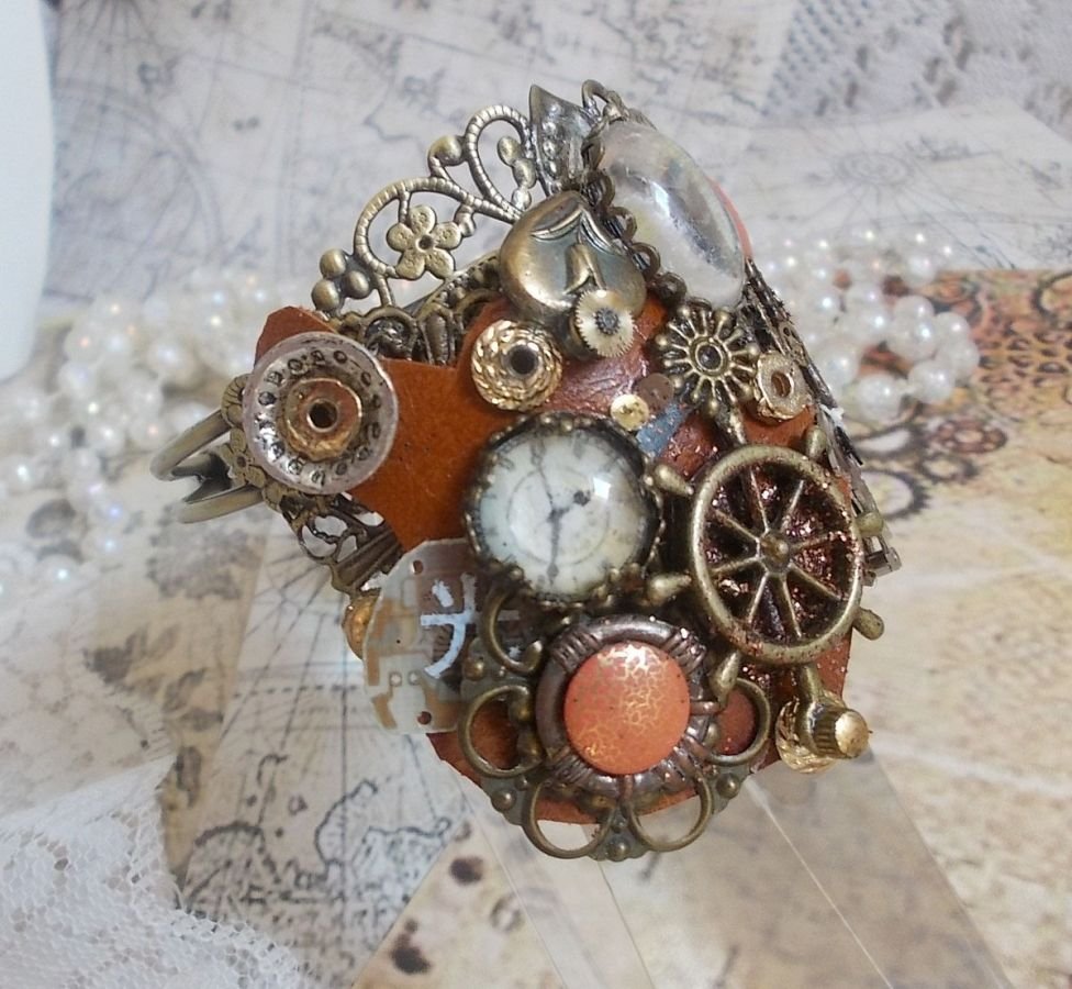 Armband L'élégante du Temps erstellt mit Zahnrädern, Stempeln, Schrauben, Bolzen, Uhrenmechanismus und anderen Materialien