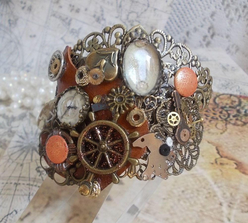 Armband L'élégante du Temps erstellt mit Zahnrädern, Stempeln, Schrauben, Bolzen, Uhrenmechanismus und anderen Materialien