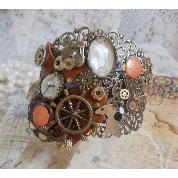 Armband L'&eacute;l&eacute;gante du Temps erstellt mit Zahnr&auml;dern, Stempeln, Schrauben, Bolzen, Uhrenmechanismus und anderen Materialien