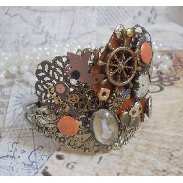 Armband L'&eacute;l&eacute;gante du Temps erstellt mit Zahnr&auml;dern, Stempeln, Schrauben, Bolzen, Uhrenmechanismus und anderen Materialien