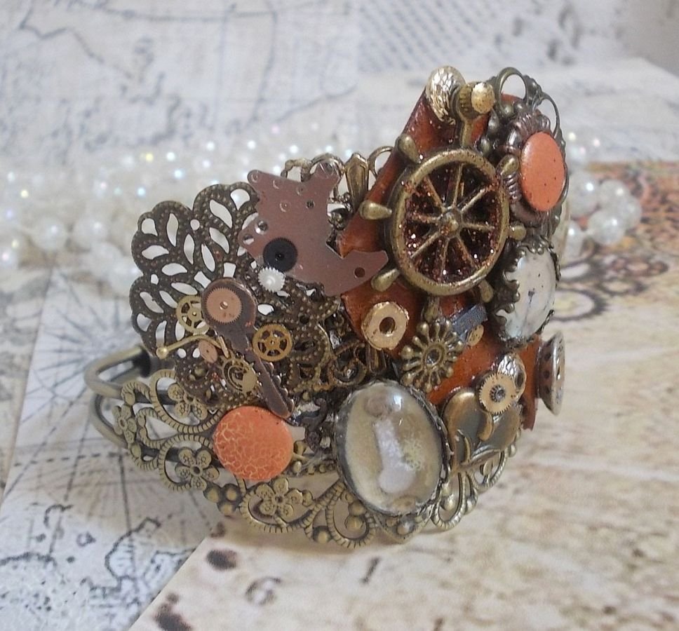 Armband L'élégante du Temps erstellt mit Zahnrädern, Stempeln, Schrauben, Bolzen, Uhrenmechanismus und anderen Materialien