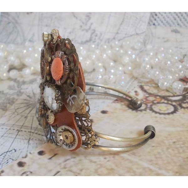 Armband L'&eacute;l&eacute;gante du Temps erstellt mit Zahnr&auml;dern, Stempeln, Schrauben, Bolzen, Uhrenmechanismus und anderen Materialien