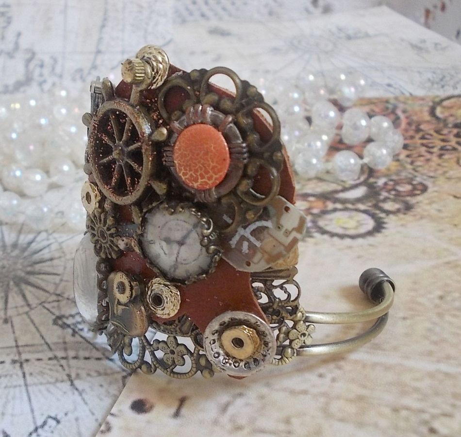 Armband L'élégante du Temps erstellt mit Zahnrädern, Stempeln, Schrauben, Bolzen, Uhrenmechanismus und anderen Materialien