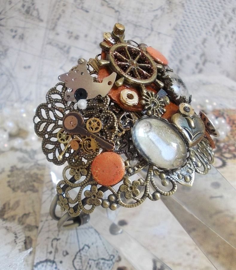 Armband L'élégante du Temps erstellt mit Zahnrädern, Stempeln, Schrauben, Bolzen, Uhrenmechanismus und anderen Materialien