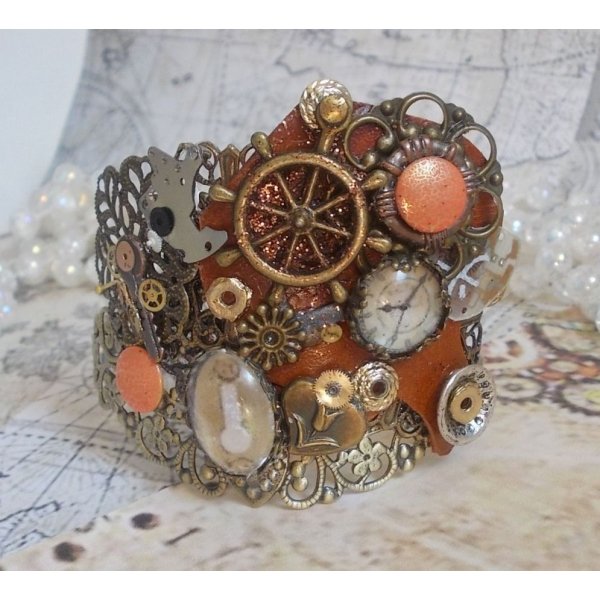 Armband L'&eacute;l&eacute;gante du Temps erstellt mit Zahnr&auml;dern, Stempeln, Schrauben, Bolzen, Uhrenmechanismus und anderen Materialien
