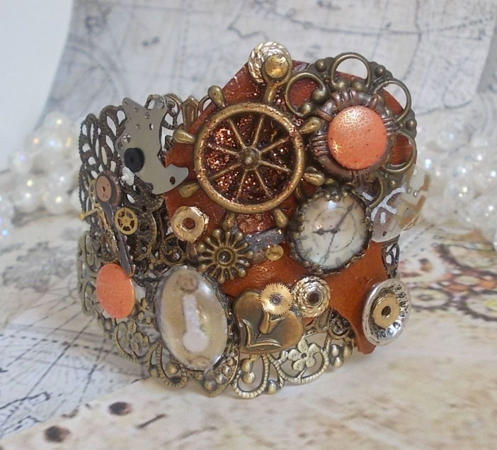 Armband L'élégante du Temps erstellt mit Zahnrädern, Stempeln, Schrauben, Bolzen, Uhrenmechanismus und anderen Materialien