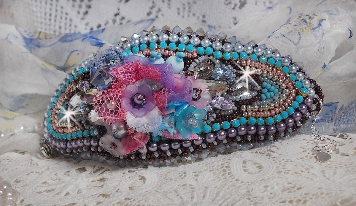 Bracelet manchette Mademoiselle Bluse Haute-Couture brodé avec des Cristaux de Swarovski, des fleurs en verre de bohème, de l'Argent 925/1000, de la dentelle  et des rocailles